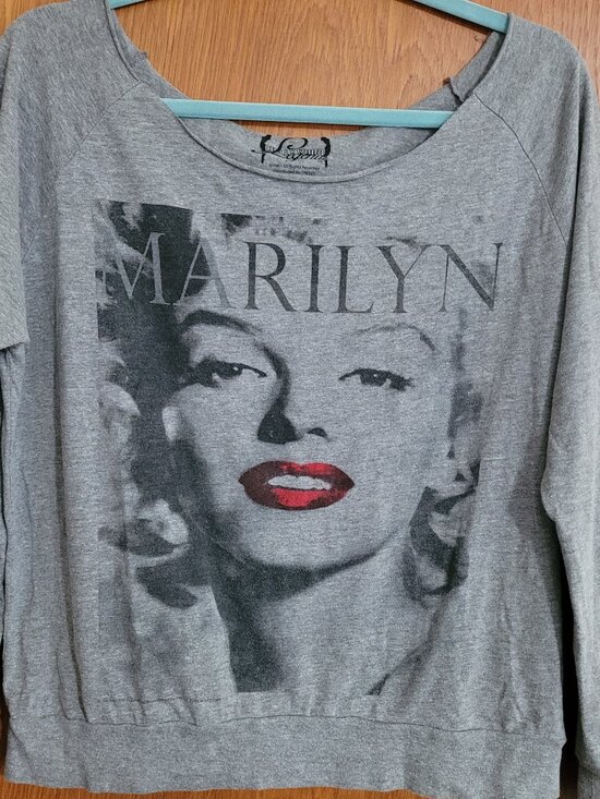 Holywood Legend Tops - Hollywood Legend Brand Marilyn Monroe Long-Sleeved Top-Size M